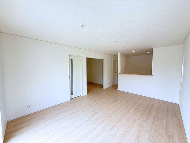 自然と家族が集まり、家族と食事を楽しみ、一緒にテレビを見て笑ったり、のんびりくつろいだりできるのがLDK。是非家族と素敵な時間をこの場所で♪