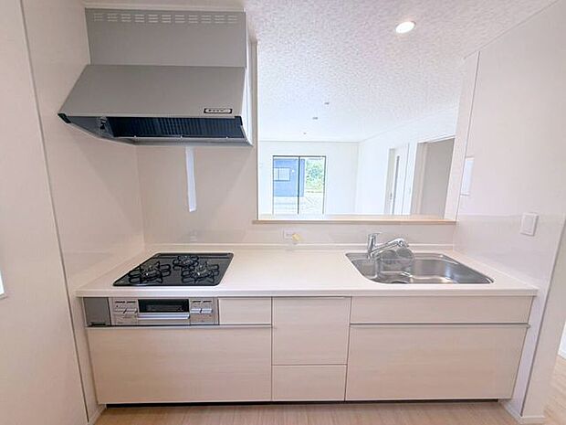 家族との会話を楽しみながら料理を作りたい方にぴったりの対面式キッチン♪そして、コンロは調理するならやっぱり火を使って調理したい方にうれしいガスコンロ(3口)です。ガスはプロパンガス。