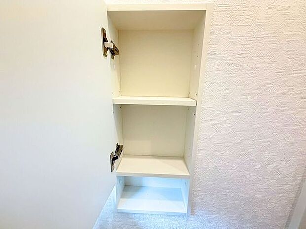 トイレ内収納。トイレットペーパーやトイレ洗剤などトイレ内に置きたいけど置き場所に困るものなどをしまえて便利な収納付きです♪芳香剤のストックなども可能に♪