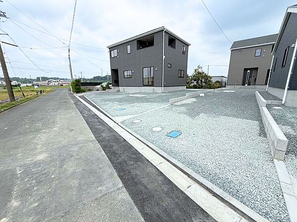コンビニまで290ｍ（徒歩4分）で買い物便利♪食事を簡単に済ませたい日やちょっと何か食べたい時などの買い物時にうれしい距離です♪仕事帰りにホットスナックを買う楽しみが増えそうですね♪