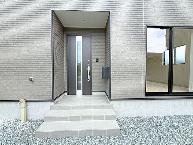 玄関ポーチは屋根付きで、雨天時にゆとりをもって傘をさしたり、たたんだりができます。また、ドアの開閉時に雨風が室内に吹き込みにくいのもうれしいポイントです。