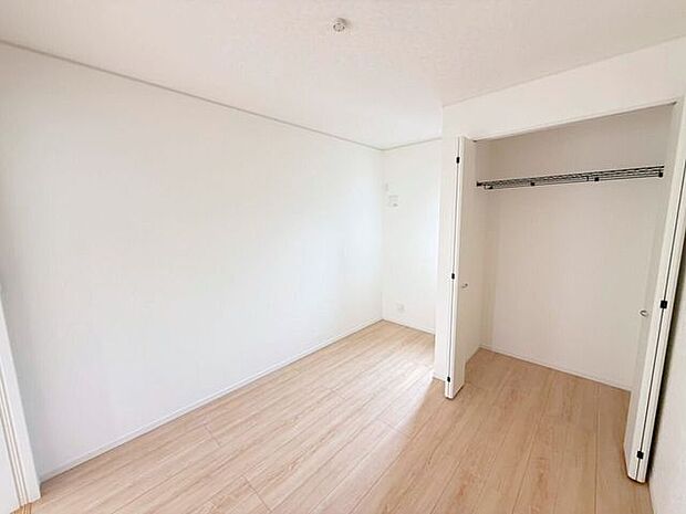1階5.25帖洋室。生活スタイルに合わせて使用できる1階のお部屋はなにかと便利!収納スペース付きなので、階段の昇り降りが辛くなってくる老後のためにも寝室として使用できるお部屋があると助かります♪