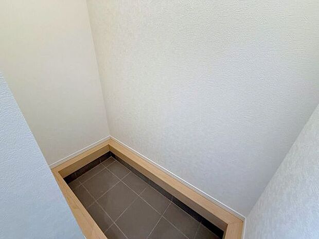 キャンプ用品や釣り道具など、アウトドアグッズの収納に便利なスペース付き♪持ち出しやすくなると「今週はどこへ行こうか」と気軽に考えることができるようになります。