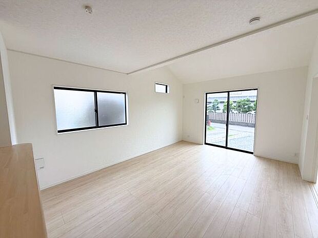 自然と家族が集まり、家族と食事を楽しみ、一緒にテレビを見て笑ったり、のんびりくつろいだりできるのがLDK。是非家族と素敵な時間をこの場所で♪