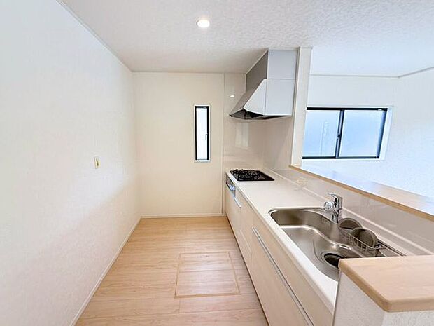 キッチン背面にカップボードを設置希望の方は是非弊社で一度ご相談ください♪様々なバリエーションの中から使いやすさやデザインなどを一緒に楽しく選びましょう♪
