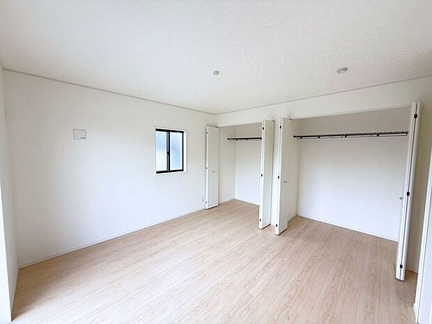 8.5帖洋室、別角度。クローゼットが2つあるので用途に合わせて使用可能♪仕事服と私服で分けたり、衣類と日用品とで分けたり、夫婦で分けたり!豊富に収納できるからお部屋も片付いてスッキリ♪