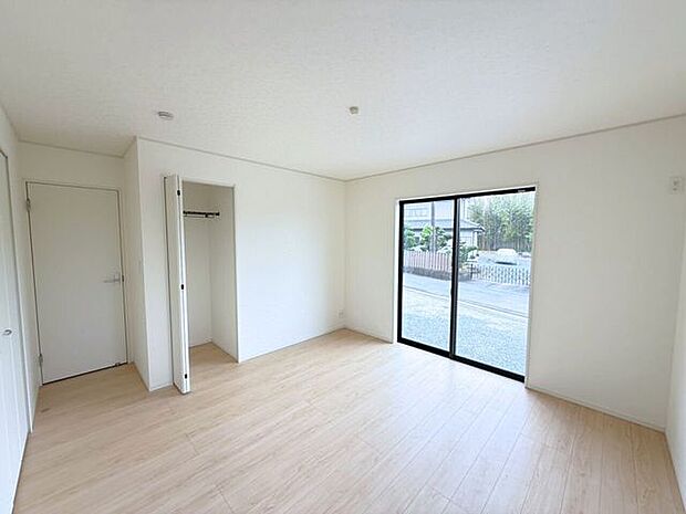 8.5帖洋室、別角度。「ランプはどんなデザインにしようかな?」「ベッドのサイズはどれくらいがいいだろう?」など、自分の部屋になったらどのようにレイアウトしようかと楽しく想像してみてください。