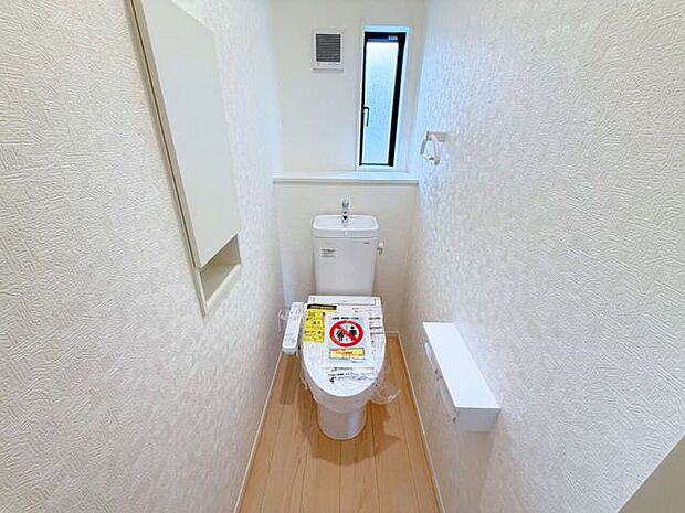 2連のペーパーホルダーは一度に2ロールセットすることができるので、交換する手間を減らすことができ、棚が付いているのでケータイを置いたり、小物を飾って空間を彩ったりできます♪