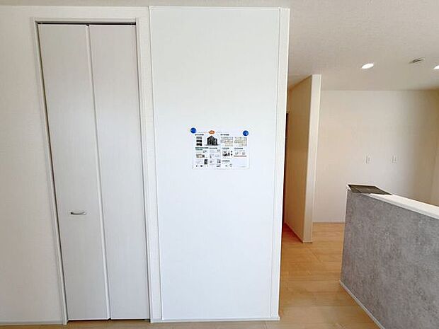 LDK内、マグネットボート。伝言メッセージを貼ったり、クローゼット内の備品などの管理表を貼る場所としても♪