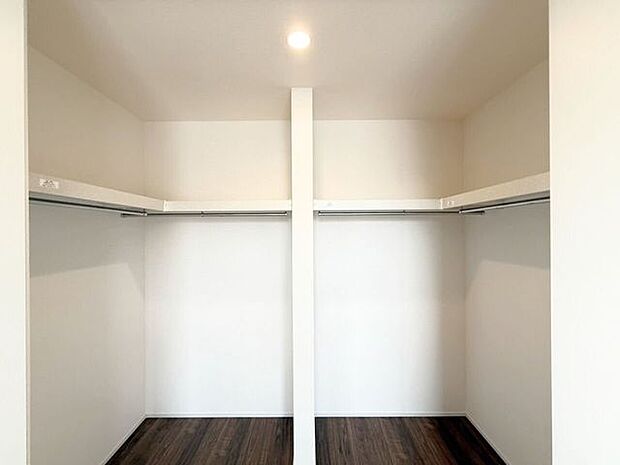 2階7.2帖洋室内ウォークインクローゼット。衣類はもちろん、カバンや靴などの小物や、スーツケースなどの大きめな物も収納できるので、旅行や出張時の準備もスムーズに。