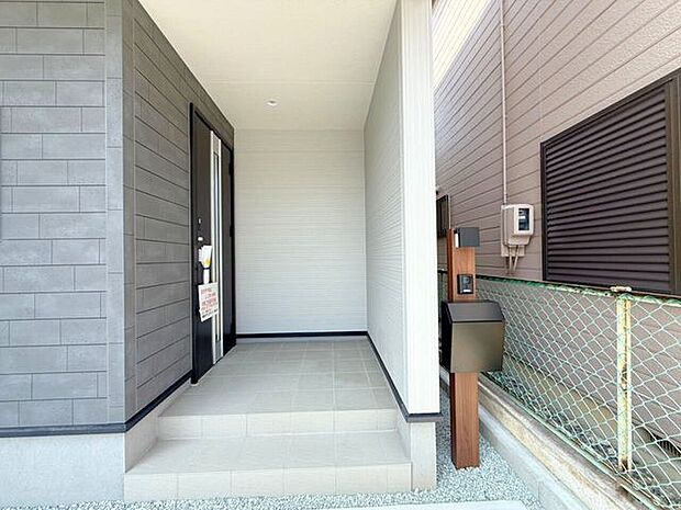 玄関ポーチは屋根付きで、雨天時にゆとりをもって傘をさしたり、たたんだりができます。また、ドアの開閉時に雨風が室内に吹き込みにくいのもうれしいポイントです。