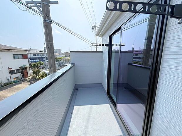 洗濯物やお布団などをたっぷり干せて、天日干ししやすい屋根なしバルコニー(南向き)。屋根がないことで室内にも日差しが届きやすく明るい空間が作れます。