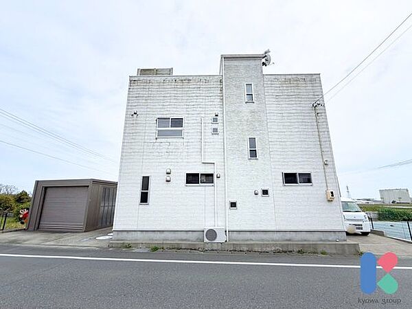 毎日見る外観だからこそ、飽きのこない色合いがうれしい。季節の花々や木々を鉢に植えて、雑貨やライトも飾って外観から素敵なお家へと演出してみませんか？