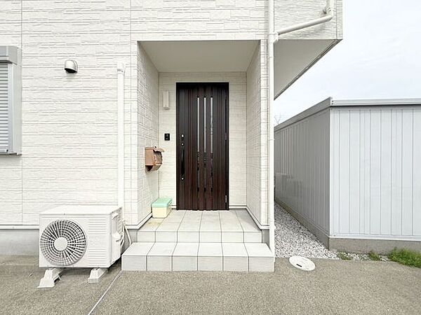 玄関ポーチは屋根付きで、雨天時にゆとりをもって傘をさしたり、たたんだりができます。また、ドアの開閉時に雨風が室内に吹き込みにくいのもうれしいポイントです。