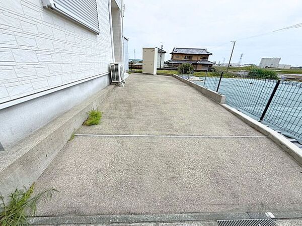 駐車スペース縦列2台分（車種によります）。奥の車は道路側から車内が見えにくくなるので、プライバシーを保護する効果が期待できます♪