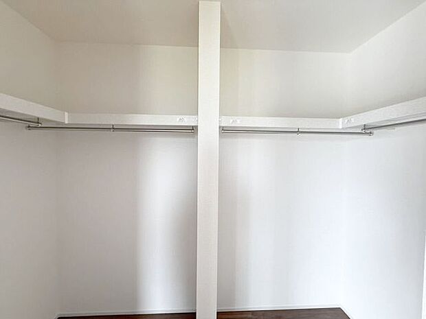 7帖洋室内ウォークインクローゼット。衣類はもちろん、カバンや靴などの小物や、スーツケースなどの大きめな物も収納できるので、旅行や出張時の準備もスムーズに。