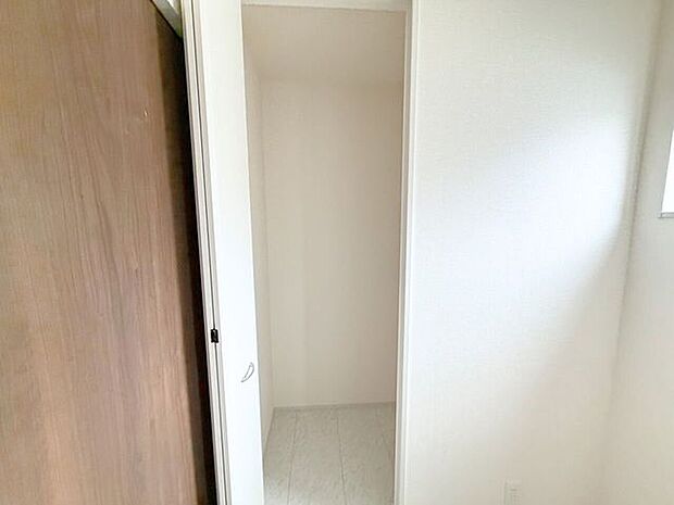 洗面所内収納。洗濯洗剤やシャンプー・入浴剤・石鹸など、ストック品などをしまえる収納スペース付き!来客時には洗濯カゴをしまっておけば、洗面所内をスッキリと保てます。