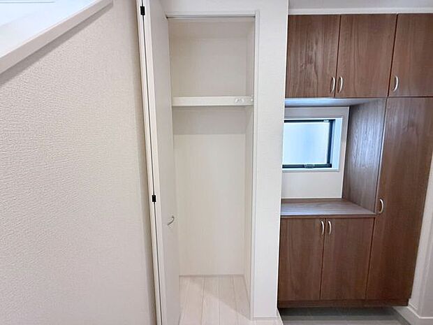 あると便利な玄関横収納。掃除用具やトイレットペーパーなどの日用品・よく着る上着・キャンプ用品などのアウトドアグッズなど用途によって使い方いろいろです♪