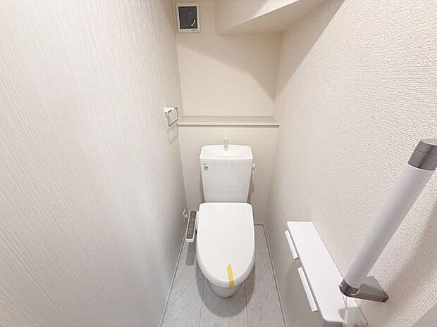 1階トイレ。2連のペーパーホルダーは一度に2ロールセットすることができるので、交換する手間を減らすことができ、棚が付いているのでケータイを置いたり、小物を飾って空間を彩ったりできます♪