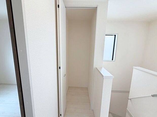 掃除用具やトイレットペーパーなどの日用品をしまえる2階の廊下収納♪居室の収納とは別に収納スペースがあることで、気兼ねなくサッとしまえてサッと取り出せます。
