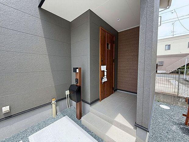 玄関ポーチは屋根付きで、雨天時にゆとりをもって傘をさしたり、たたんだりができます。また、ドアの開閉時に雨風が室内に吹き込みにくいのもうれしいポイントです。