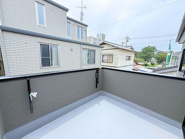 洗濯物やお布団などをたっぷり干せて、天日干ししやすい屋根なしバルコニー(南向き)。屋根がないことで室内にも日差しが届きやすく明るい空間が作れます。