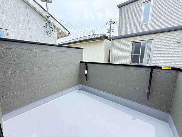 洗濯物やお布団などをたっぷり干せて、天日干ししやすい屋根なしバルコニー(南向き)。屋根がないことで室内にも日差しが届きやすく明るい空間が作れます。