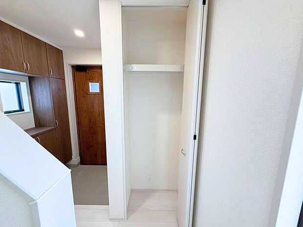 掃除用具やトイレットペーパーなどの日用品をしまえる1階の廊下収納♪居室の収納とは別に収納スペースがあることで、気兼ねなくサッとしまえてサッと取り出せます。