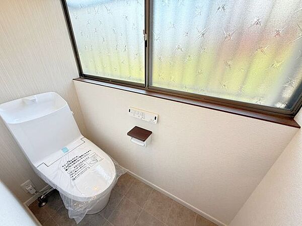 1階トイレ。シンプルな内装と清潔感のある白いトイレ。毎日のトイレタイムは落ち着ける空間がいいですよね。トイレは新品ですので、新生活を気持ちよくスタートできますよ♪