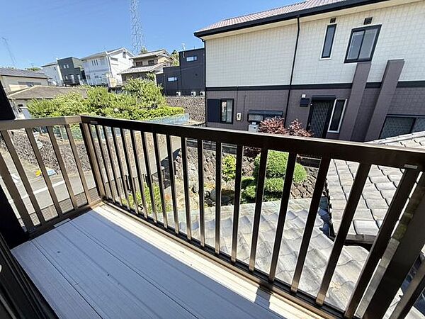 南側バルコニー。約6.9帖洋室に面しており、お布団などを天日干ししやすいです♪