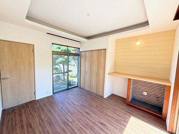 1階約8帖洋室。生活スタイルに合わせて使用できる1階のお部屋はなにかと便利！収納スペース付きなので、階段の昇り降りが辛くなってくる老後のためにも寝室として使用できるお部屋があると助かります♪