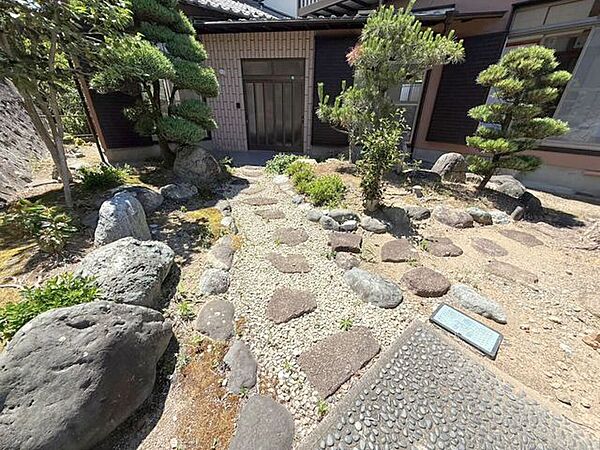 落ち着きのある和風なお庭です♪より和を感じる空間へと、灯籠（とうろう）やししおどしなどを設置するのはいかがでしょうか。盆栽などを楽しむのもよさそうですね♪