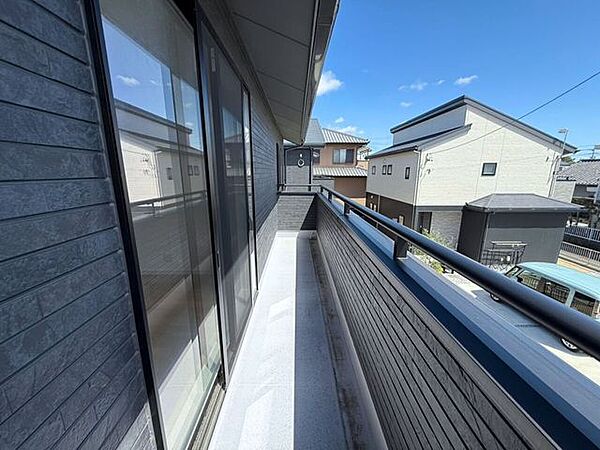 洗濯物やお布団などをたっぷり干せて、天日干ししやすい屋根なしバルコニー。屋根がないことで室内にも日差しが届きやすく明るい空間が作れます。
