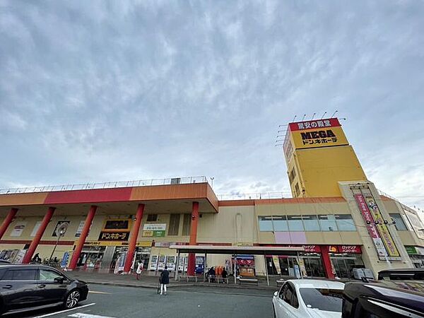 ショッピングセンター MEGAドンキホーテ可美店営業時間：8:00～26:00 570m