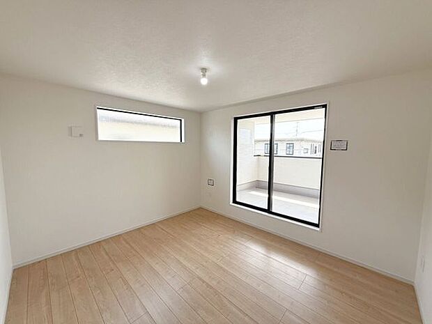 2階約7帖洋室。屋根付きバルコニーに面したお部屋は、バルコニーにテーブルセットを置いてティータイムを楽しんだり、ハンモックや植物を置いてリラックススペースなどにする楽しみ方もできます。