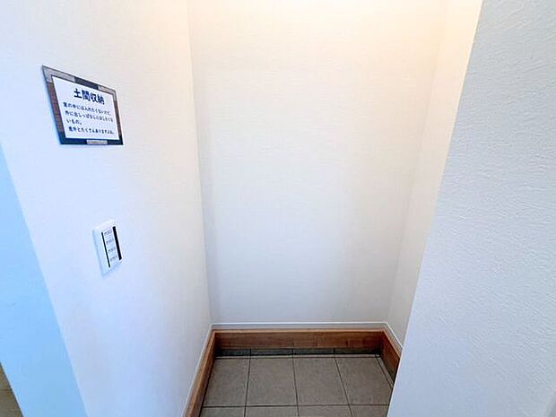 土間収納。キャンプ用品や釣り道具など、アウトドアグッズの収納に便利なスペース付き♪持ち出しやすくなると「今週はどこへ行こうか」と気軽に考えることができるようになります。