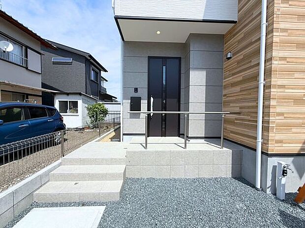 玄関ポーチは屋根付きで、雨天時にゆとりをもって傘をさしたり、たたんだりができます。また、ドアの開閉時に雨風が室内に吹き込みにくいのもうれしいポイントです。