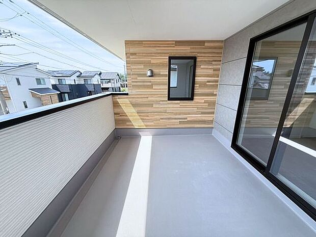 屋根付きバルコニー(南向き)は、お天気が変わりやすい時期の心配が軽減され、鳥のフンなどからもお洗濯を守ってくれます。また、陰干ししなければいけない服なども干しやすいです♪