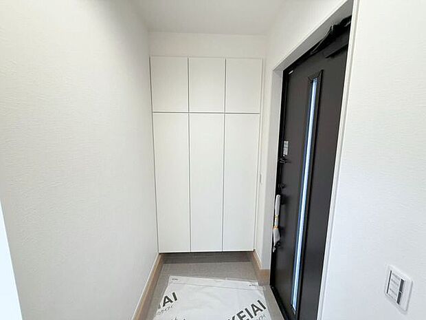 玄関ドアに窓があることで明るい印象に。また、たっぷりしまえる収納スペース付きなので玄関がスッキリ片付きます。片付いている玄関は気分もスッキリしますね♪