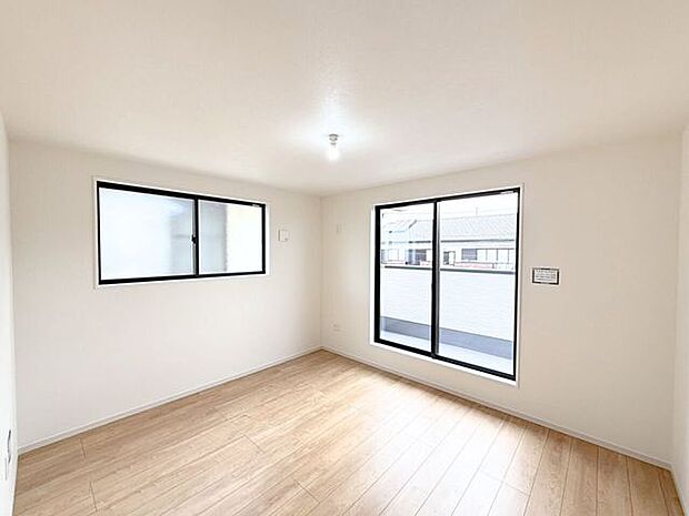 2階約7.5帖洋室。バルコニーに面したお部屋なので掃き出し窓があり、日光が差し込みやすいため明るい空間が作れます。また、部屋が広く見える効果も♪お布団などを干しやすいのもうれしいポイント!