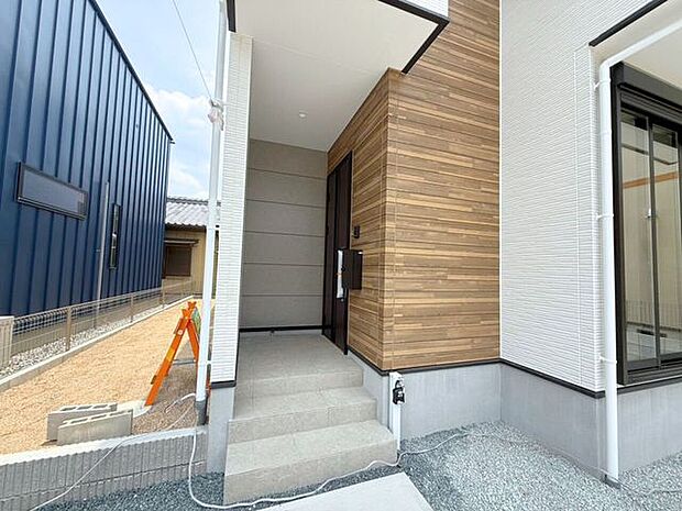 玄関ポーチは屋根付きで、雨天時にゆとりをもって傘をさしたり、たたんだりができます。また、ドアの開閉時に雨風が室内に吹き込みにくいのもうれしいポイントです。