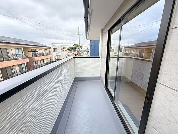 洗濯物やお布団などをたっぷり干せて、天日干ししやすい屋根なしバルコニー(北向き)。屋根がないことで室内にも日差しが届きやすく明るい空間が作れます。