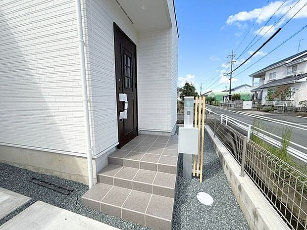 正月には門松やしめ縄飾り、ハロウィンにはランタンカボチャ、クリスマスにはツリーやリースなど季節を感じる楽しさを玄関から♪玄関を装飾することで帰宅時がワクワクしそうです♪