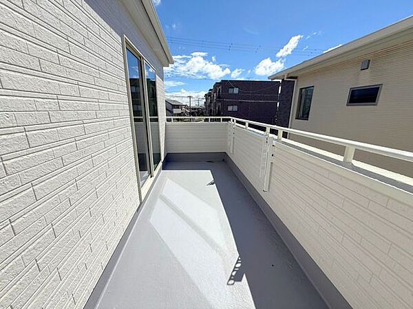 洗濯物やお布団などをたっぷり干せて、天日干ししやすい屋根なしバルコニー（南向き）。屋根がないことで室内にも日差しが届きやすく明るい空間が作れます。