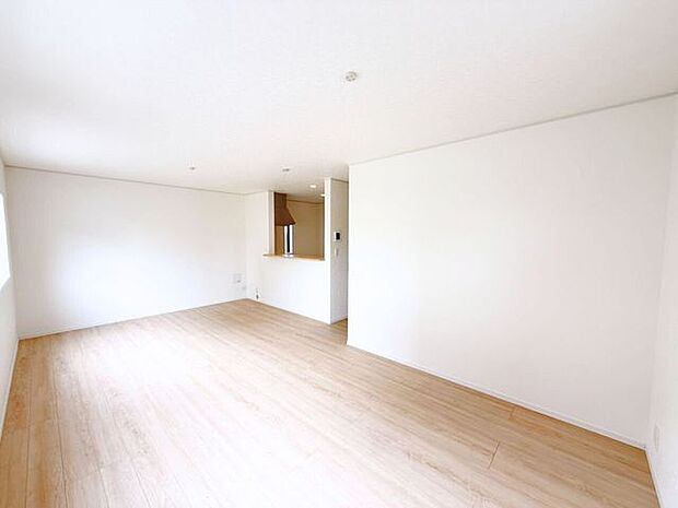 四季でコーディネートを変える楽しみを♪春には柔らかな色で明るく、夏には清涼感のある色で涼しげに、秋には落ち着きのある色でしっとりと、冬には温かみのある色を取り入れて目で見て四季を感じるリビングへ。