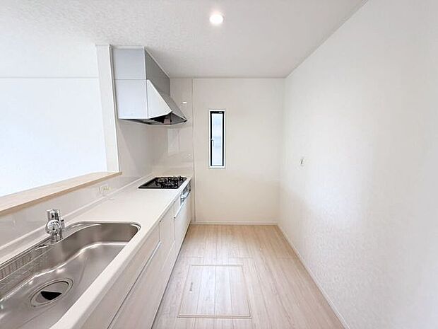 キッチン背面にカップボードを設置希望の方は是非弊社で一度ご相談ください♪様々なバリエーションの中から使いやすさやデザインなどを一緒に楽しく選びましょう♪