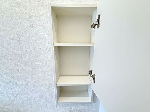 トイレ内収納。トイレットペーパーやトイレ洗剤などトイレ内に置きたいけど置き場所に困るものなどをしまえて便利な収納付きです♪芳香剤のストックなども可能に♪