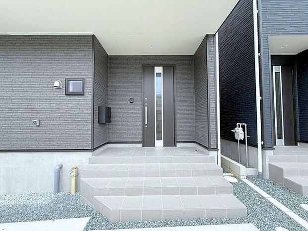 玄関ポーチは屋根付きで、雨天時にゆとりをもって傘をさしたり、たたんだりができます。また、ドアの開閉時に雨風が室内に吹き込みにくいのもうれしいポイントです。