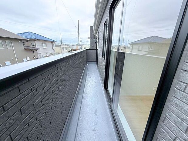 洗濯物やお布団などをたっぷり干せて、天日干ししやすい屋根なしバルコニー(東向き)。屋根がないことで室内にも日差しが届きやすく明るい空間が作れます。