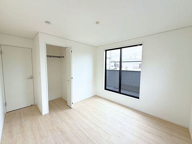 2階東側6.6帖洋室。バルコニーに面したお部屋なので掃き出し窓があり、日光が差し込みやすいため明るい空間が作れます。また、部屋が広く見える効果も♪お布団などを干しやすいのもうれしいポイント!